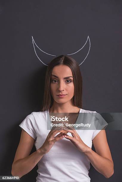 Mädchen Zeigt Teufel Stockfoto und mehr Bilder von Frauen - Frauen, Respektlosigkeit, Teufel