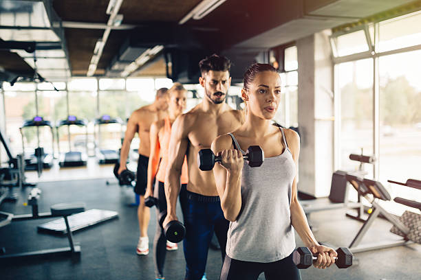 gruppo di persone che si allena in palestra - weight training body building men human muscle foto e immagini stock