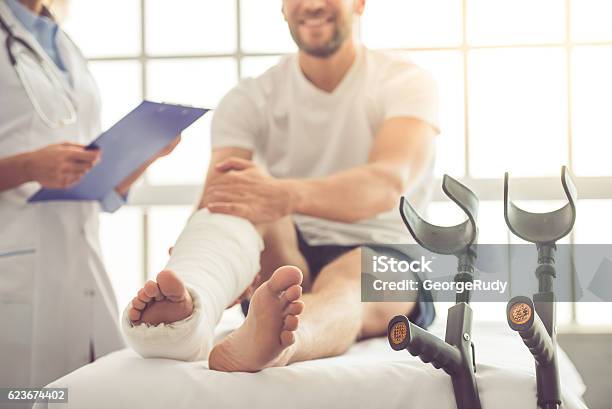 Doctor And Patient Stock Photo - Download Image Now - Physical Injury, Orthopedic Cast, Bone Fracture