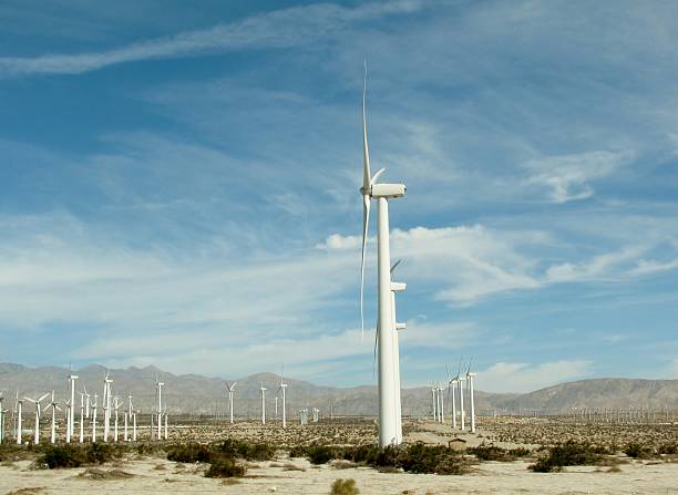 turbinas em usina eólica na califórnia, eua - innovation alternative energy cloud palm springs - fotografias e filmes do acervo