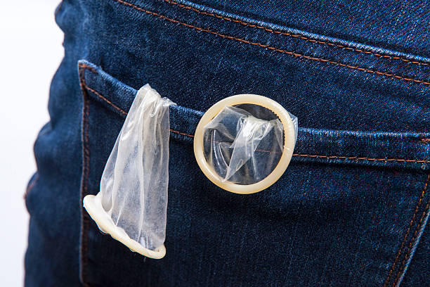 préservatif de la poche - sex condom jeans horizontal photos et images de collection