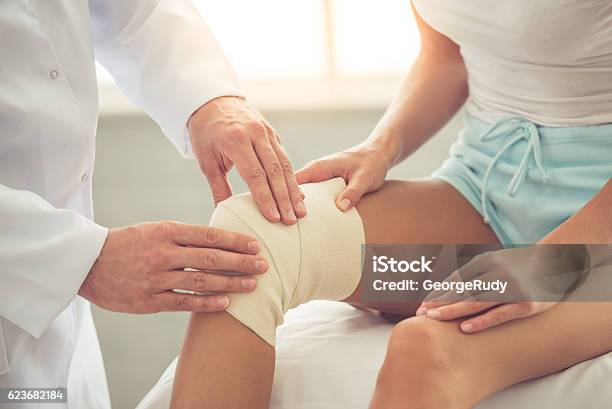 Arzt Und Patient Stockfoto und mehr Bilder von Knie - Knie, Operation, Erholung