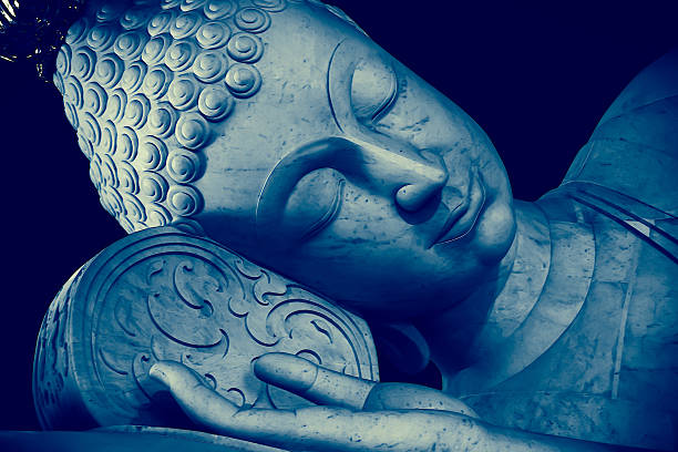 estilo tailandés buda durmiente cara pintura efecto arte - reclining buddha fotografías e imágenes de stock
