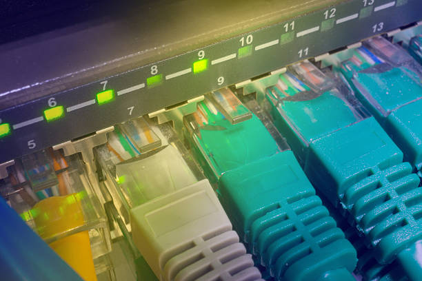 のクローズアップグリーンのネットワークケーブルを接続スイッチ輝きをもたらします。 - cable network server network connection plug green ストックフォトと画像