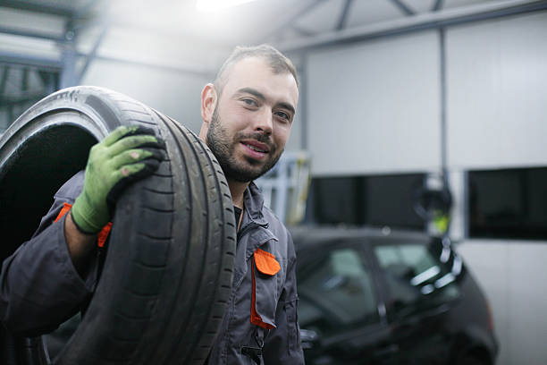 mechaniker arbeitet in autowerkstatt. - auto repair shop tire car mechanic stock-fotos und bilder