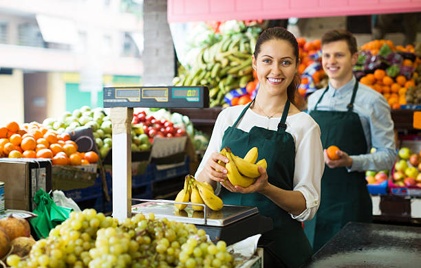 cose vendita di banane dolce - women smiling mature adult portrait foto e immagini stock