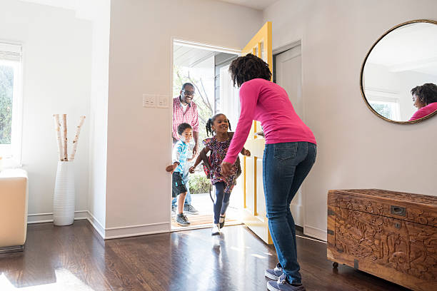 mère répondant à la porte de sa famille - entrer photos et images de collection