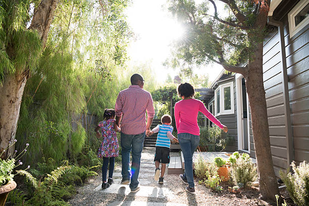 famille afro-américaine marchant dans le jardin, vue arrière - family house flash photos et images de collection