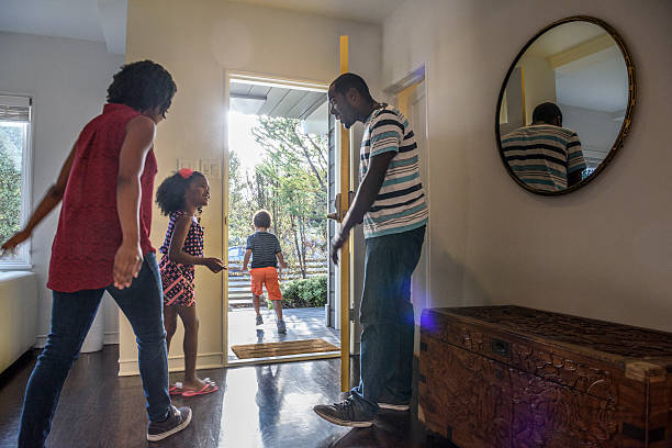 afroamerikanische familie verlässt das haus, vater hält tür - six speed stock-fotos und bilder