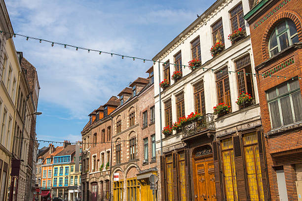 traditionelle alte gebäude auf der straße in lille france - lille stock-fotos und bilder