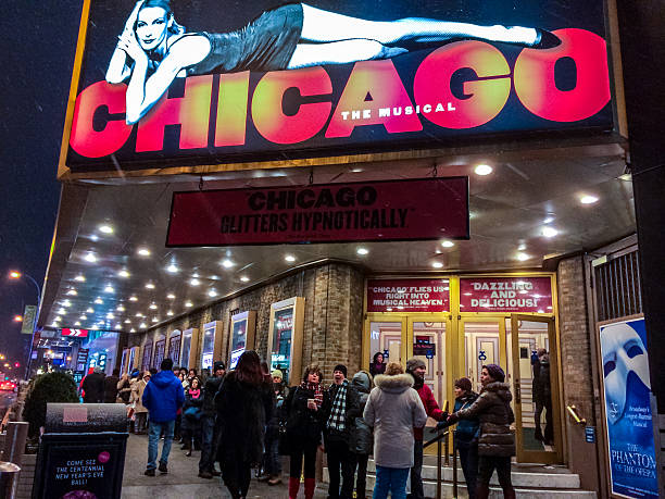 pessoas na entrada do broadway theater para o musical de chicago - chicago at night - fotografias e filmes do acervo