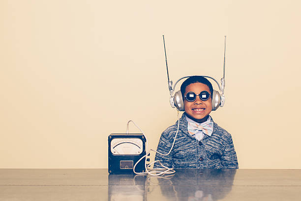 jeune garçon habillé en nerd avec des écouteurs alien - retro revival connection innovation child photos et images de collection