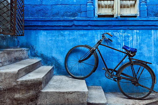 The standard Indian bicycle in front of a blue facade so characteristic of Jodhpur