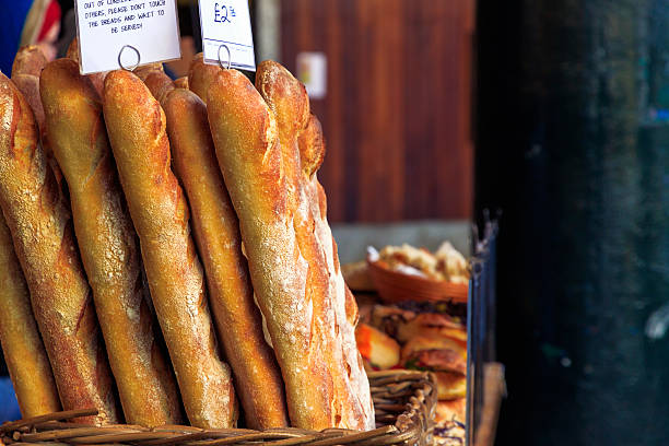 frisch gebackenes baguette auf dem display - london stock exchange stock-fotos und bilder