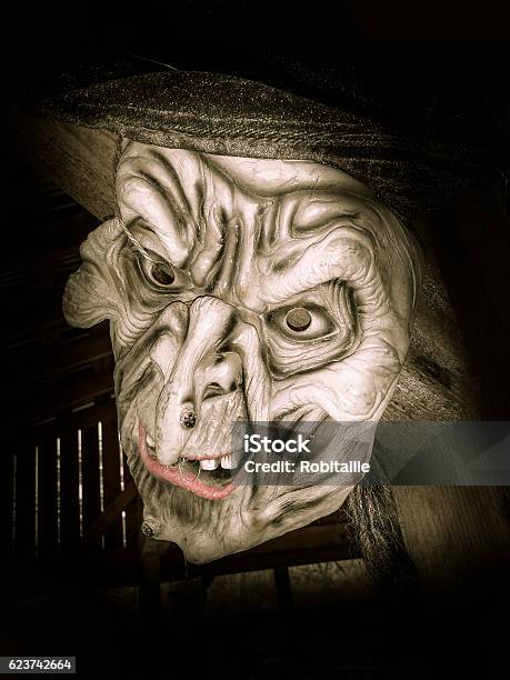 Foto de Máscara Feia Para O Halloween e mais fotos de stock de Assustador -  Assustador, Dia das Bruxas, Escuro - iStock