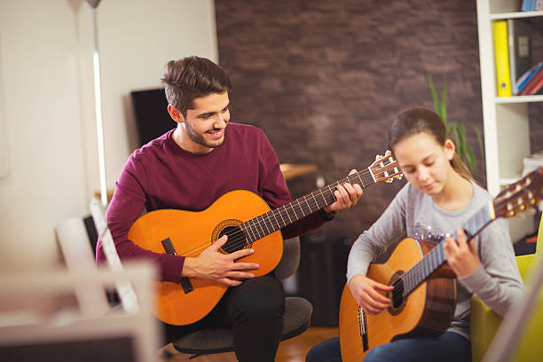 insegnante di chitarra che insegna alla bambina - guitar child music learning foto e immagini stock