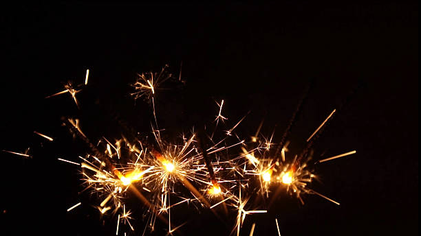 étincelle comme les feux d'artifice dans la nuit - disply photos et images de collection