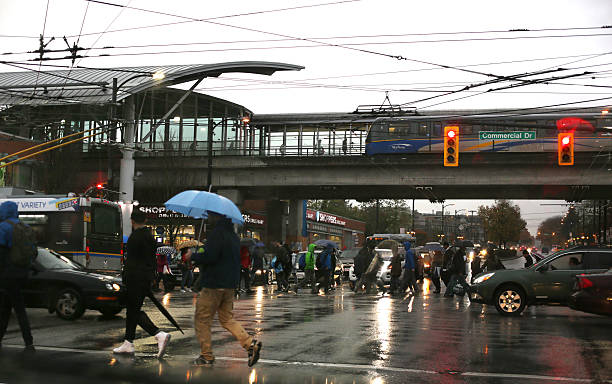 rush hour traffic in the rain, stacja commercial-broadway, vancouver, kanada - lee street station zdjęcia i obrazy z banku zdjęć