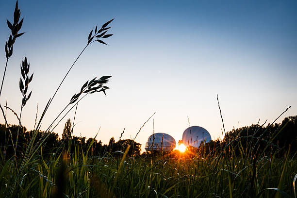 lovell marca ii y telescopio radio, jodrell banco observatorio - jodrell bank radio telescope dish cheshire astronomy telescope observatory fotografías e imágenes de stock