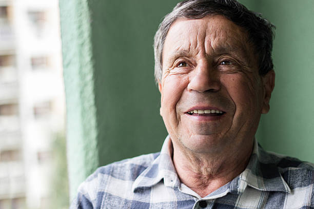 portrait d'un homme senior souriant - homme 65 ans photos et images de collection