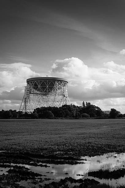 aeropuerto lovell telescopio radio, jodrell bank observatorio - jodrell bank radio telescope dish cheshire astronomy telescope observatory fotografías e imágenes de stock