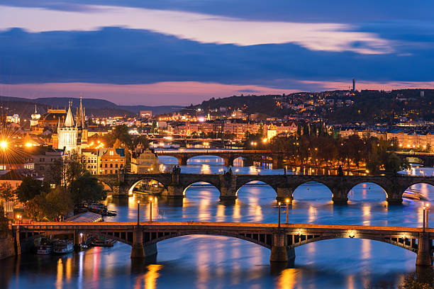 プラハの歴史的建築と有名な橋の夜の街並み - prague czech republic charles bridge bridge ストックフォトと画像