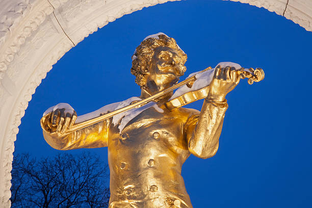 memorial de bronze de viena- johann strauss ii - vienna austria statue johann strauss statue - fotografias e filmes do acervo