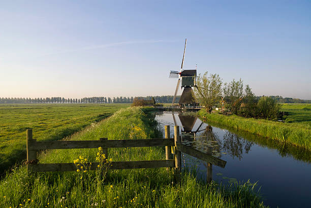 puerta frente a un molino de viento - alblasserwaard fotografías e imágenes de stock