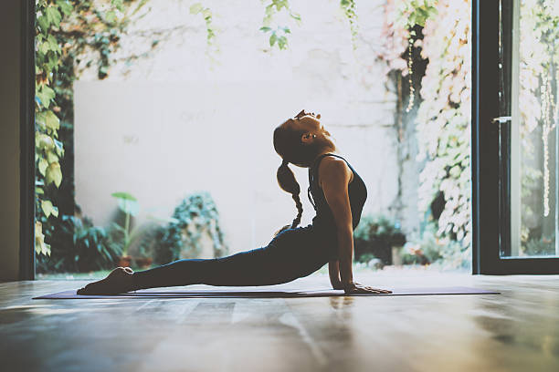 portret wspaniałej młodej kobiety praktykującej jogę w pomieszczeniu. piękna dziewczyna - healthy lifestyle yoga vitality flexibility zdjęcia i obrazy z banku zdjęć