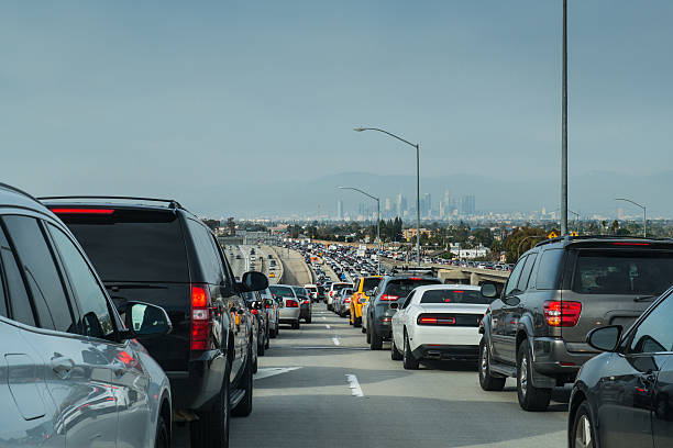 atasco de tráfico de los ángeles con vistas al horizonte del centro de la ciudad - city of los angeles los angeles county sign skyline fotografías e imágenes de stock