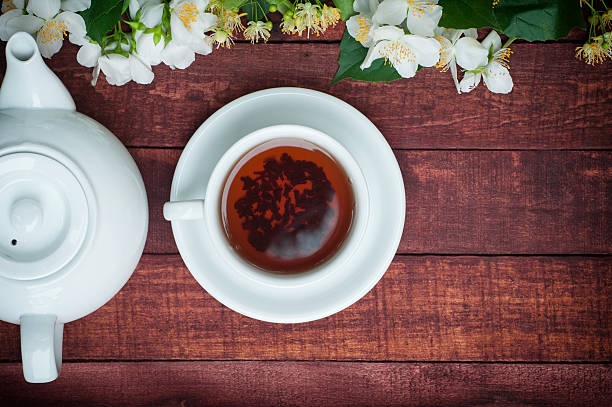 tasse de thé noir avec une théière et des branches de jasmin - jasmine tea black tea tea drink photos et images de collection