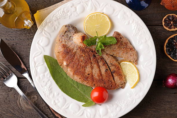 стейк из тунца на белой тарелке - tuna steak fillet food plate стоковые фото и изображения