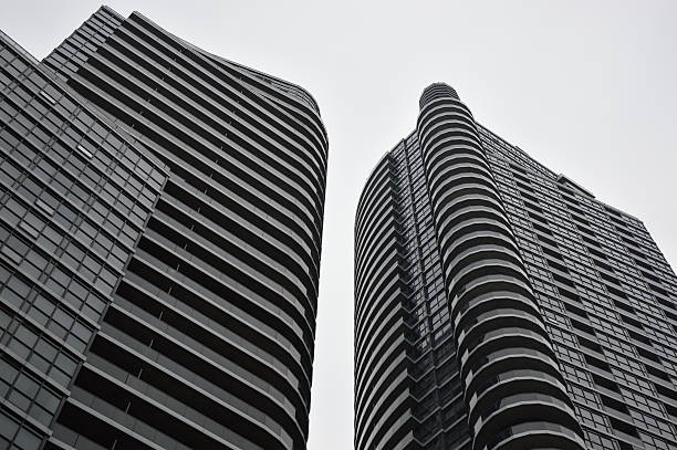 façade de gratte-ciel en verre noir à toronto - oprah winfrey network photos et images de collection