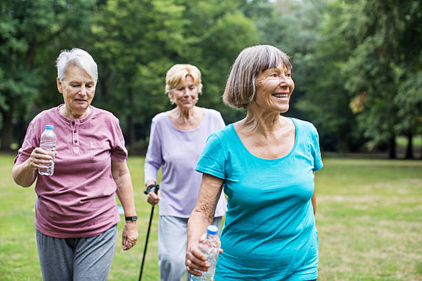 mujeres mayores sanas caminando en el parque - walking exercising relaxation exercise group of people fotografías e imágenes de stock