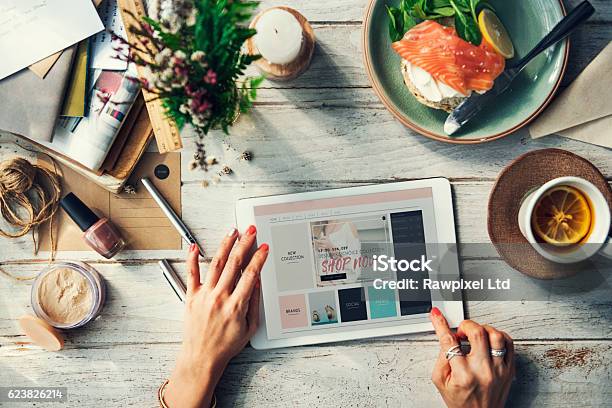 Mujer Comprando En Línea En La Tableta Foto de stock y más banco de imágenes de Compras en línea - Compras en línea, Alimento, Ir de compras