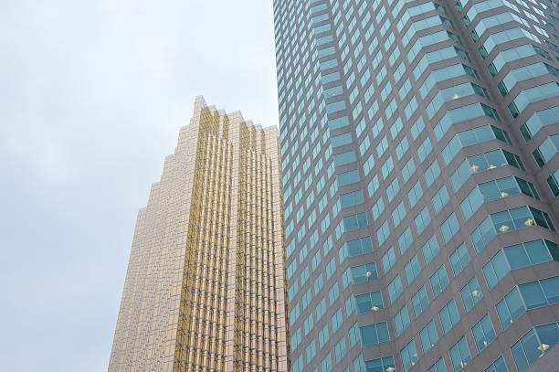 façade de gratte-ciel en verre doré et brun au centre-ville de toronto - oprah winfrey network photos et images de collection