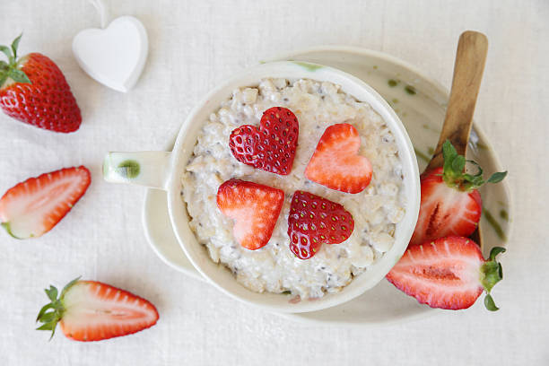 liebe herz brei haferflocken frühstück, spaß valentinstag frühstück - oatmeal stock-fotos und bilder