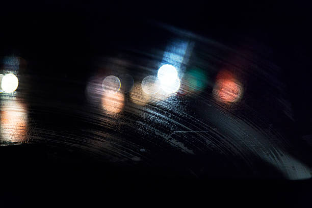 ストリーキーレインウォーターナイト車のフロントガラスを通して抽象的な車両ライト - water inside of motion abstract ストックフォトと画像