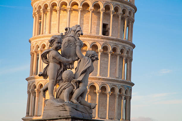 ピサ - アングル彫刻と�吊り塔 - tower italy pisa architecture ストックフォトと画像