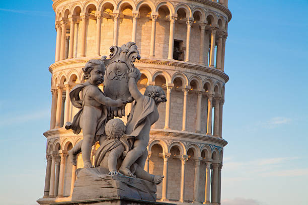 pisa - the angles sculpture and hanging tower - tower italy pisa architecture imagens e fotografias de stock