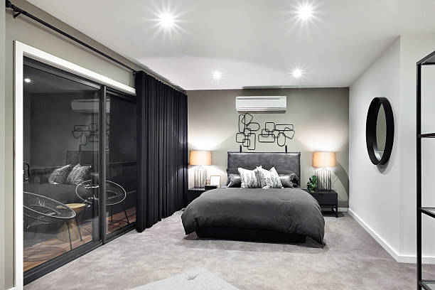깜박이는 램프가 있는 고급스러운 호텔의 블랙 컬러 침대 - bedroom authority domestic room luxury 뉴스 사진 이미지
