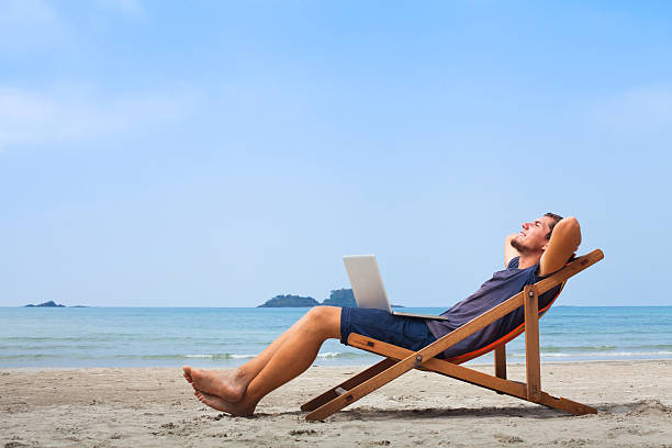 freelancer, szczęśliwy biznesmen na plaży - business carefree businessman freedom zdjęcia i obrazy z banku zdjęć