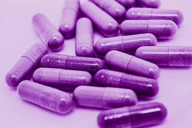 보라색 보라색 캡슐. - pill purple capsule vitamin pill 뉴스 사진 이미지