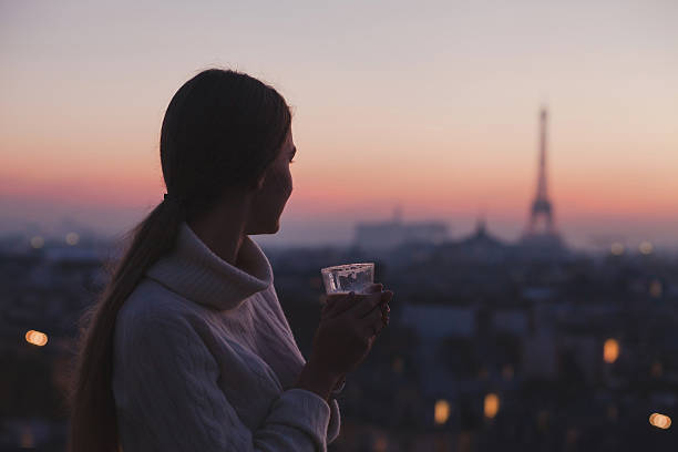 gemütlicher abend im café in paris, frau trinkt heiße schokolade - siege of paris stock-fotos und bilder