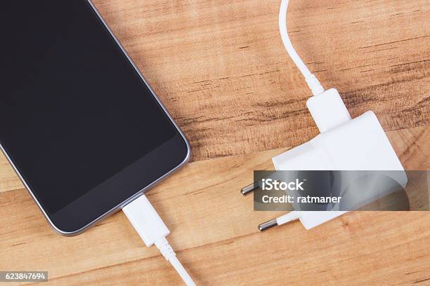 Mobiltelefon Mit Angeschlossenem Stecker Des Ladegeräts Smartphoneladefunktion Stockfoto und mehr Bilder von Adapter