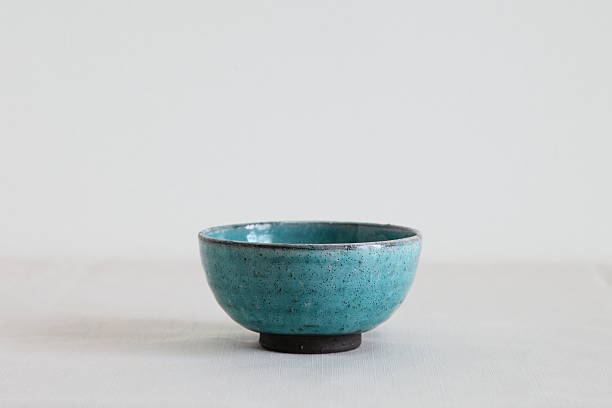 японская керамика - чаша бирюзовый синий - blue bowl brown ceramic стоковые фото и изображения