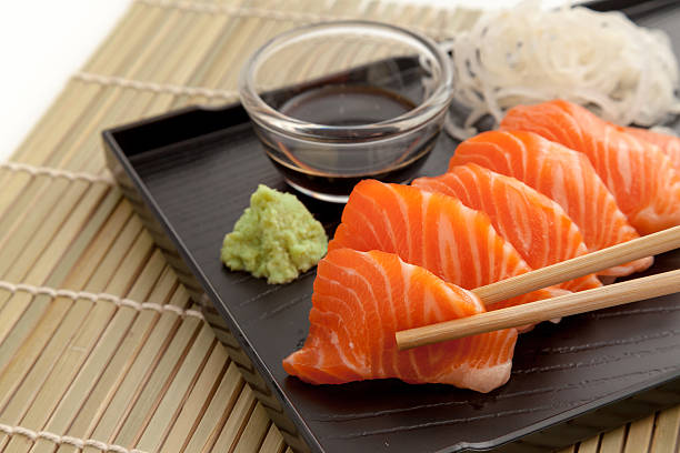 sashimi di salmone sul piatto - sashimi foto e immagini stock