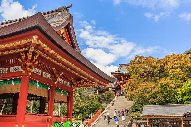 santuario tsurugaoka hachimangu en kamakura - kamakura japan tourist people fotografías e imágenes de stock