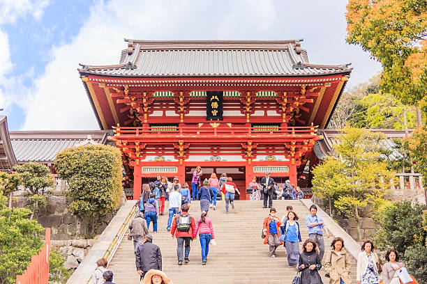 świątynia tsurugaoka hachimangu w kamakura - kamakura japan tourist people zdjęcia i obrazy z banku zdjęć