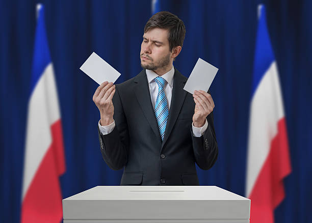 wybory we francji. niezdecydowany wyborca podejmuje decyzję. - lr pan zdjęcia i obrazy z banku zdjęć